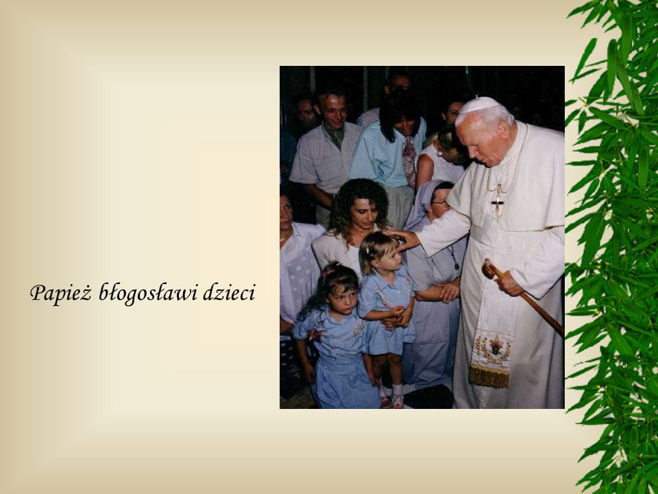 Papież błogosławi dzieci