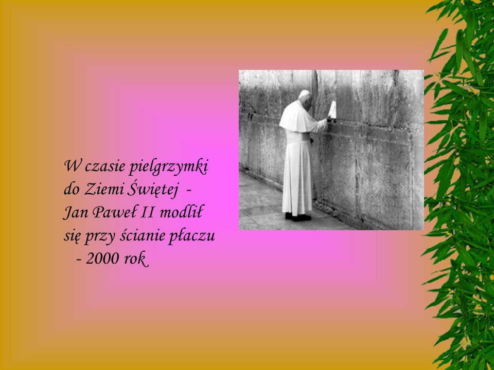 W czasie pielgrzymki do Ziemi Świętej - Jan Paweł II modlił. się przy ścianie płaczu.