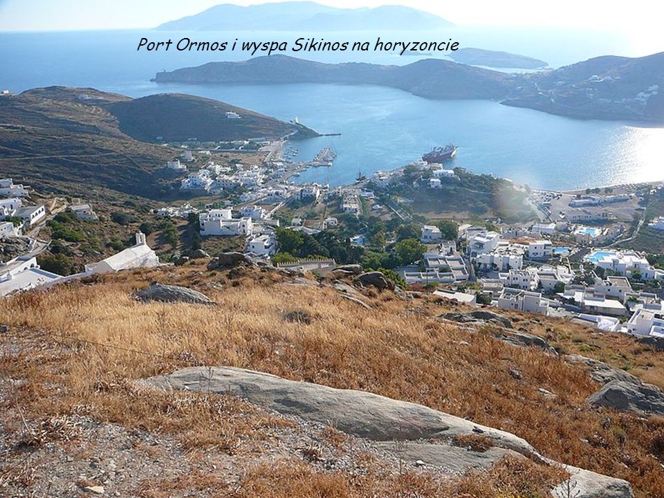 Port Ormos i wyspa Sikinos na horyzoncie