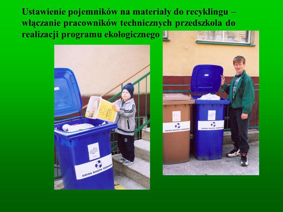 Ustawienie pojemników na materiały do recyklingu – włączanie pracowników technicznych przedszkola do realizacji programu ekologicznego